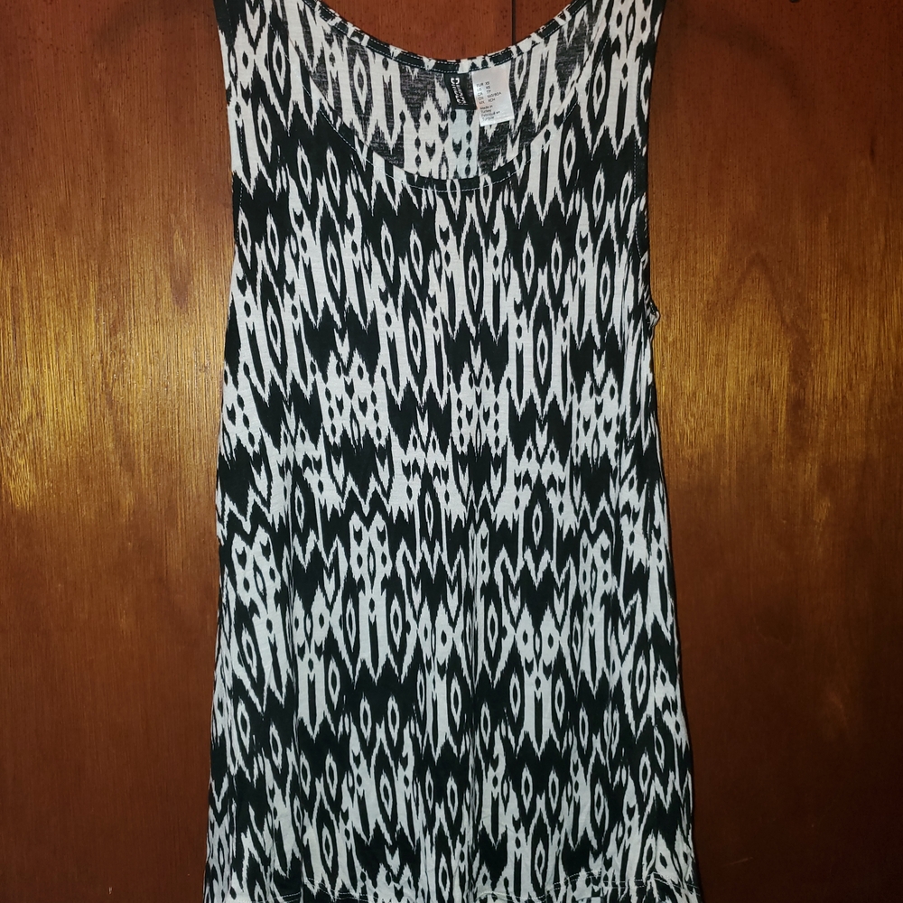 H&M Black and White Abstract Tank Top with Rounded Neckline